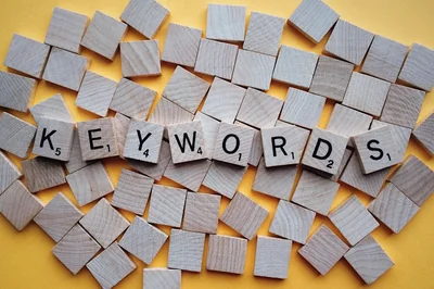 Pourquoi les mots-clés de longue traîne sont essentiels pour le SEO en 2026